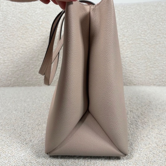 Authentic Pre-Owned Louis Vuitton Greige Grained Calfskin Lockme Shopper - Picture 5 of 16